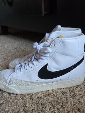 Nike Women's Blazer Mid '77 Vintage sneakers in white with a black swoosh